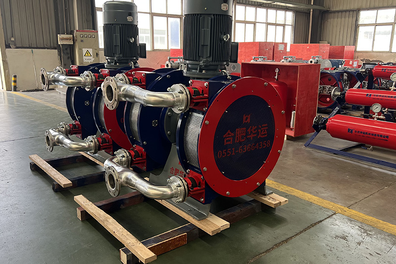 華運(yùn)機(jī)械兩臺(tái)高端大流量雙管軟管泵出貨?